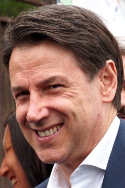 Giuseppe Conte, Marcianise şehrindeki siyasi seçimlerden önce, Piazza Padre Pio 'da vatandaşlarla yaptığı görüşmede, İtalyan bakanlar kurulunun eski başkanı..