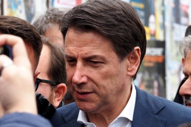 Giuseppe Conte, Marcianise şehrindeki siyasi seçimlerden önce, Piazza Padre Pio 'da vatandaşlarla yaptığı görüşmede, İtalyan bakanlar kurulunun eski başkanı..