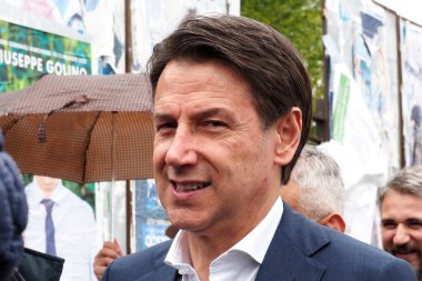 Giuseppe Conte, Marcianise şehrindeki siyasi seçimlerden önce, Piazza Padre Pio 'da vatandaşlarla yaptığı görüşmede, İtalyan bakanlar kurulunun eski başkanı..