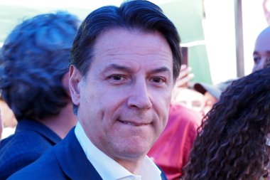 Giuseppe Conte, Marcianise şehrindeki siyasi seçimlerden önce, Piazza Padre Pio 'da vatandaşlarla yaptığı görüşmede, İtalyan bakanlar kurulunun eski başkanı..