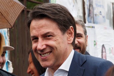 Giuseppe Conte, Marcianise şehrindeki siyasi seçimlerden önce, Piazza Padre Pio 'da vatandaşlarla yaptığı görüşmede, İtalyan bakanlar kurulunun eski başkanı..