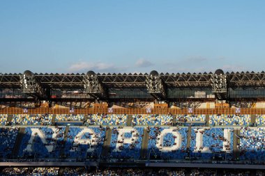 Taraftarlar, Diego Armando Maradona Stadyumu 'nun içindeki dev ekranlardan Udinese-Napoli maçını izlemeye hazır olun..