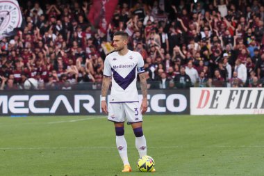 Fiorentina 'dan Cristiano Biraghi, İtalya Serie A ligi maçında Salernitana-Fiorentina final maçı, Salernitana 3, Fiorentina 3, Arechi Stadyumu' nda oynandı..