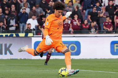 Salernitana 'dan Guillermo Ochoa, İtalya Serie A ligi maçında Salernitana ile Fiorentina arasındaki final maçı, Salernitana 3, Fiorentina 3, Arechi Stadyumu' nda oynandı..