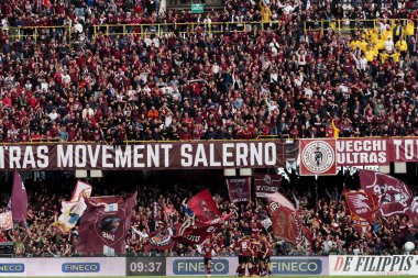 Salernitana taraftarları, İtalya Serie A Ligi 'nin Salernitana - Fiorentina final maçı, Salernitana 3, Fiorentina 3, Arechi Stadyumu' nda oynanan karşılaşmada ilk golü atarken sevindiler..