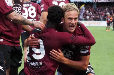 Salernitana 'dan Boulaye Dia, Salernitana' dan Erik Botheim, Salernitana 'dan Fiorentina' ya karşı oynanan İtalya Serie A liginin final maçı sırasında, Salernitana 3, Fiorentina 3, Arechi Stadyumu 'nda oynandı..