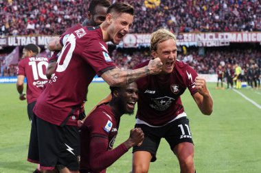 Salernitana 'nın Pasquale Mazzocchi oyuncusu Boulaye Dia, Erik Botheim, Salernitana ile Fiorentina arasında oynanan İtalya Serisi A Ligi maçında, Salernitana 3, Fiorentina 3, Arechi Stadyumu' nda oynandı..