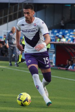 Fiorentina 'lı Aleksa Terzi, Napoli - Fiorentina final maçı sırasında Diego Armando Maradona Stadyumu' nda oynandı.