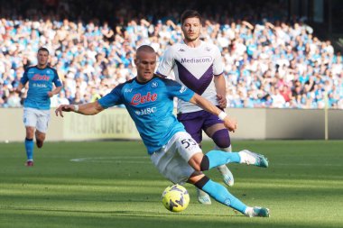 Napoli 'den Leo Stigrd ve Fiorentina' dan Luka Jovi, Napoli ile Fiorentina arasındaki İtalya Serie A ligi maçında, Napoli 1, Fiorentina 0, Diego Armando Maradona Stadyumu 'nda oynandı.