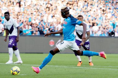 Napoli 'den Victor Osimhen, İtalya Serie A Ligi maçında Napoli - Fiorentina final maçı, Napoli 1, Fiorentina 0, Diego Armando Maradona Stadyumu' nda oynandı..