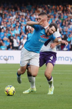 Napoli 'nin Khvicha Kvaratskhelia oyuncusu ve Fiorentina' nın Nikola Milenkovi oyuncusu, Napoli - Fiorentina final maçı sırasında Diego Armando Maradona Stadyumu 'nda oynandı.