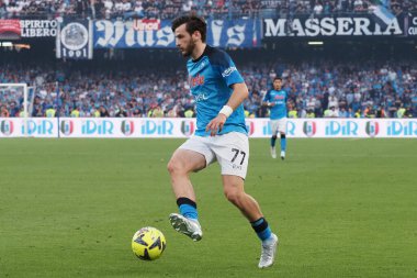 Napoli 'nin Khvicha Kvaratskhelia oyuncusu, Napoli ile Fiorentina arasındaki İtalya Serie A ligi final maçı sırasında, Napoli 1, Fiorentina 0, Diego Armando Maradona Stadyumu' nda oynandı..