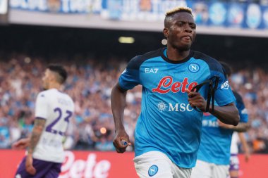 Napoli 'den Victor Osimhen, İtalya Serie A Ligi maçında Napoli - Fiorentina final maçı, Napoli 1, Fiorentina 0, Diego Armando Maradona Stadyumu' nda oynandı..