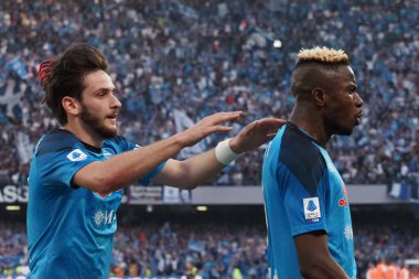Napoli 'nin Khvicha Kvaratskhelia oyuncusu Victor Osimhen, Napoli-Fiorentina maçının final maçı olan Napoli-Fiorentina maçı sırasında Diego Armando Maradona Stadyumu' nda oynandı..