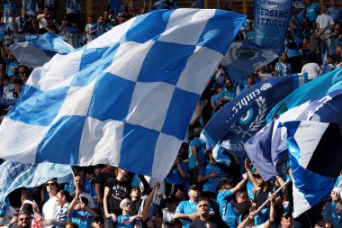 Napolili taraftarlar stadyumun içinde Napoli-Fiorentina maçı sırasında Diego Armando Maradona Stadyumu 'nda oynanan Napoli-Fiorentina maçının galibiyetini kutluyor..