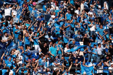 Napolili taraftarlar stadyumun içinde Napoli-Fiorentina maçı sırasında Diego Armando Maradona Stadyumu 'nda oynanan Napoli-Fiorentina maçının galibiyetini kutluyor..