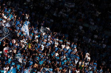 Napolili taraftarlar stadyumun içinde Napoli-Fiorentina maçı sırasında Diego Armando Maradona Stadyumu 'nda oynanan Napoli-Fiorentina maçının galibiyetini kutluyor..