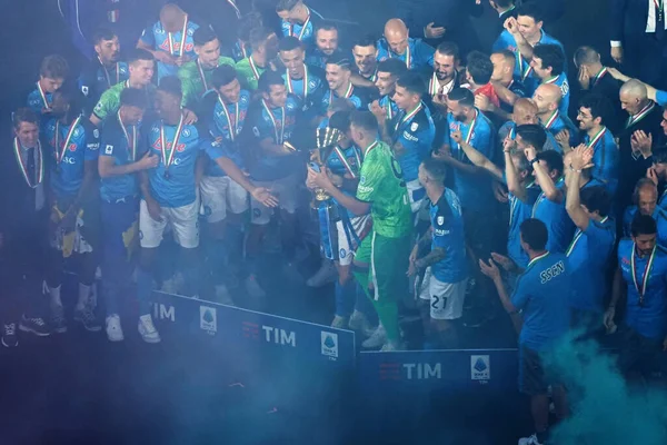 Giocatori Del Napoli Celebrano Vittoria Del Campionato 2023 Con Coppa — Foto Stock