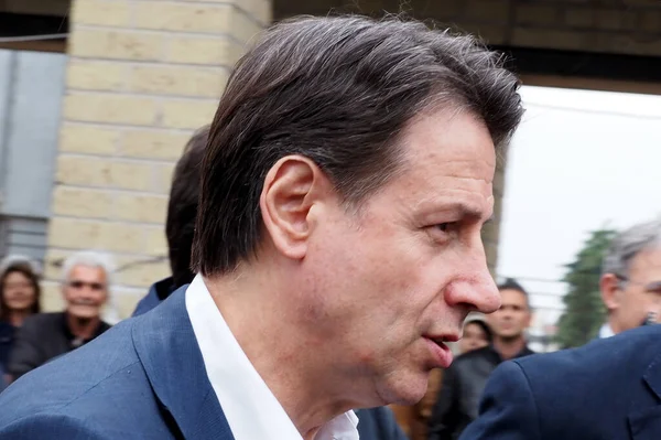 Giuseppe Conte, Marcianise şehrindeki siyasi seçimlerden önce, Piazza Padre Pio 'da vatandaşlarla yaptığı görüşmede, İtalyan bakanlar kurulunun eski başkanı..