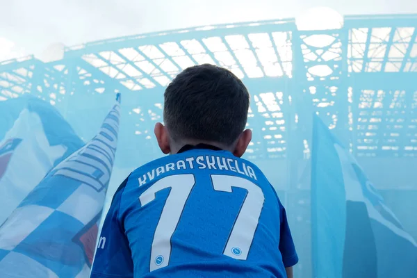 Ребенок Футболке Кварацхелия Празднует Победу Итальянского Чемпионата Серии 2022 2023 — стоковое фото