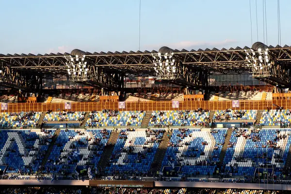 Taraftarlar, Diego Armando Maradona Stadyumu 'nun içindeki dev ekranlardan Udinese-Napoli maçını izlemeye hazır olun..