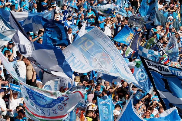 Los Aficionados Napolitanos Celebran Dentro Del Estadio Victoria Del Campeonato — Foto de Stock