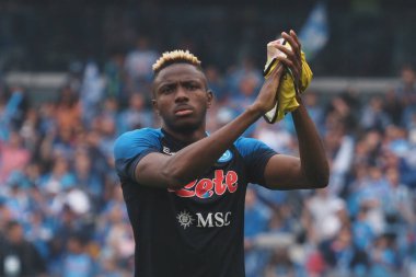 Napoli 'den Victor Osimhen, İtalya Serie A Ligi maçında Napoli - Salernitan final maçı, Napoli 1, Salernitana 1, Diego Armando Maradona Stadyumu' nda oynandı..