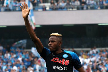 Napoli 'den Victor Osimhen, İtalya Serie A Ligi maçında Napoli - Salernitan final maçı, Napoli 1, Salernitana 1, Diego Armando Maradona Stadyumu' nda oynandı..