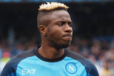 Napoli 'den Victor Osimhen, İtalya Serie A Ligi maçında Napoli - Salernitan final maçı, Napoli 1, Salernitana 1, Diego Armando Maradona Stadyumu' nda oynandı..
