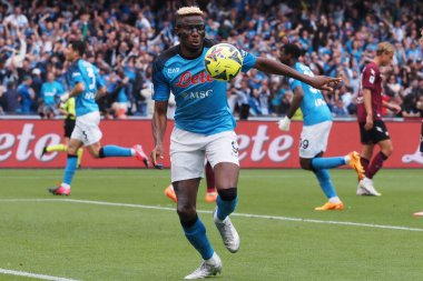 Napoli 'den Victor Osimhen, İtalya Serie A Ligi maçında Napoli - Salernitan final maçı, Napoli 1, Salernitana 1, Diego Armando Maradona Stadyumu' nda oynandı..
