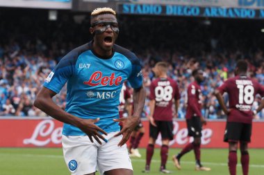 Napoli 'den Victor Osimhen, İtalya Serie A Ligi maçında Napoli - Salernitan final maçı, Napoli 1, Salernitana 1, Diego Armando Maradona Stadyumu' nda oynandı..