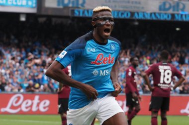Napoli 'den Victor Osimhen, İtalya Serie A Ligi maçında Napoli - Salernitan final maçı, Napoli 1, Salernitana 1, Diego Armando Maradona Stadyumu' nda oynandı..