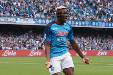 Napoli 'den Victor Osimhen, İtalya Serie A Ligi maçında Napoli - Salernitan final maçı, Napoli 1, Salernitana 1, Diego Armando Maradona Stadyumu' nda oynandı..