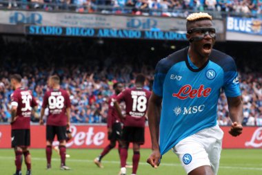Napoli 'den Victor Osimhen, İtalya Serie A Ligi maçında Napoli - Salernitan final maçı, Napoli 1, Salernitana 1, Diego Armando Maradona Stadyumu' nda oynandı..