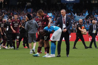 Napoli 'den Victor Osimhen, İtalya Serie A Ligi maçında Napoli - Salernitan final maçı, Napoli 1, Salernitana 1, Diego Armando Maradona Stadyumu' nda oynandı..