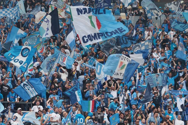 Napoli Fani Świętować Prawie Wygraną Mistrzostwa Wewnątrz Stadionu Podczas Meczu — Zdjęcie stockowe