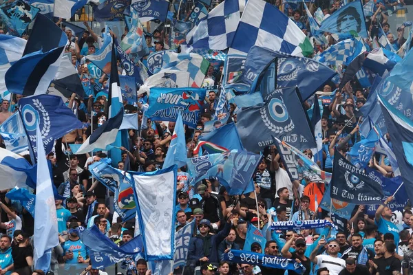 Οπαδοί Της Napoli Γιορτάζουν Σχεδόν Κερδίζοντας Πρωτάθλημα Μέσα Στο Γήπεδο — Φωτογραφία Αρχείου