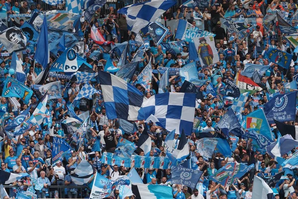 Napoli Fanit Juhlivat Lähes Voittaa Mestaruuden Sisällä Stadionin Ottelun Aikana — kuvapankkivalokuva