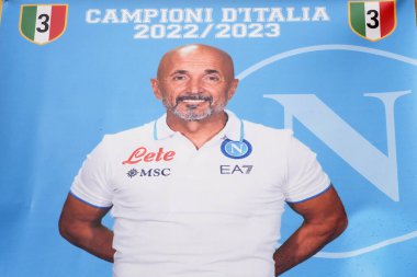 Napoli koçu Luciano Spalletti 'nin reklam pankartı, Scudetto partisinin kutlamaları sırasında şehirde sergilendi..