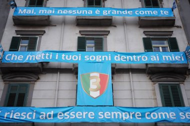 Kalkan festivali hazırlıkları sırasında kentteki üçüncü kalkanı tasvir eden pankart.