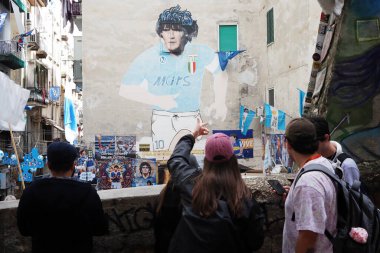 Diego Armando Maradona 'nın duvar resimleri, İspanya kamaralarında sergilendi. Üçüncü şampiyonanın zaferini kutlamak için yapılan hazırlıklar sırasında..
