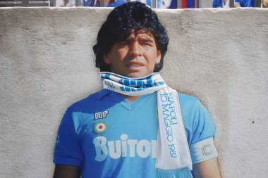 Plastik siluet, Diego Armando Maradona 'yı temsil ediyor. İspanya kamaralarında sergileniyor. Üçüncü şampiyonanın zaferinin kutlamaları sırasında..