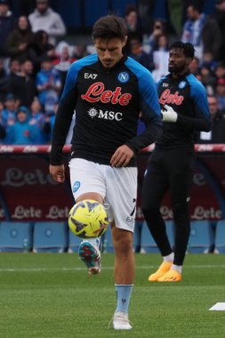 Napoli 'li Eljif Elmas, Napoli-Verona maçında, Napoli-Verona maçının final maçı olan Diego Armando Maradona Stadyumu' nda oynanan maçta, Napoli-Verona maçında,.