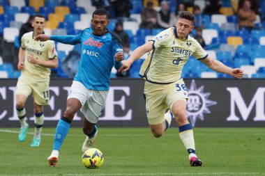 Napoli 'nin Juan Jesus oyuncusu ve Verona' nın Adolfo Gaich oyuncusu, Napoli-Verona maçının final maçında, Napoli 0, Verona 0, Diego Armando Maradona Stadyumu 'nda oynandı..