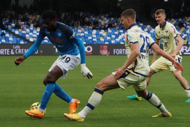 Napoli 'li Andr-Frank Zambo Anguissa oyuncusu ve Verona' lı Oliver Abildgaard, Napoli - Verona final maçı sırasında, Napoli - Verona 0, Verona 0, Diego Armando Maradona Stadyumu 'nda oynandı.