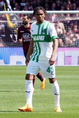 Sassuolo 'lu Armand Laurient, İtalya Serie A Ligi maçında Salernitana ve Sassuolo arasında oynanan final maçı, Salernitana 3, Sassuolo 0, Arechi Stadyumu' nda oynanan maç.