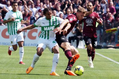 Salernitana 'dan Armand Laurient ve Salernitana' dan Matteo Lovato 'nun oyuncusu, Salernitana ile Sassuolo arasında oynanan İtalya Serie A ligi maçında, Salernitana 3, Sassuolo 0, Arechi Stadyumu' nda oynandı.