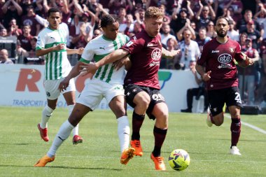 Salernitana 'dan Armand Laurient ve Salernitana' dan Matteo Lovato 'nun oyuncusu, Salernitana ile Sassuolo arasında oynanan İtalya Serie A ligi maçında, Salernitana 3, Sassuolo 0, Arechi Stadyumu' nda oynandı.