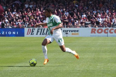Sassuolo 'lu Armand Laurient, İtalya Serie A Ligi maçında Salernitana ve Sassuolo arasında oynanan final maçı, Salernitana 3, Sassuolo 0, Arechi Stadyumu' nda oynanan maç.