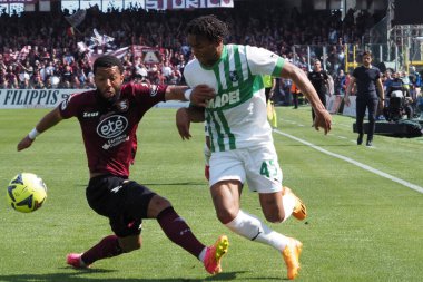 Salernitana 'dan Armand Laurient ve Salernitana' dan Tonny Vilhena, Salernitana ile Sassuolo arasında oynanan İtalya Serie A ligi maçında, Salernitana 3, Sassuolo 0, Arechi Stadyumu 'nda oynandı.